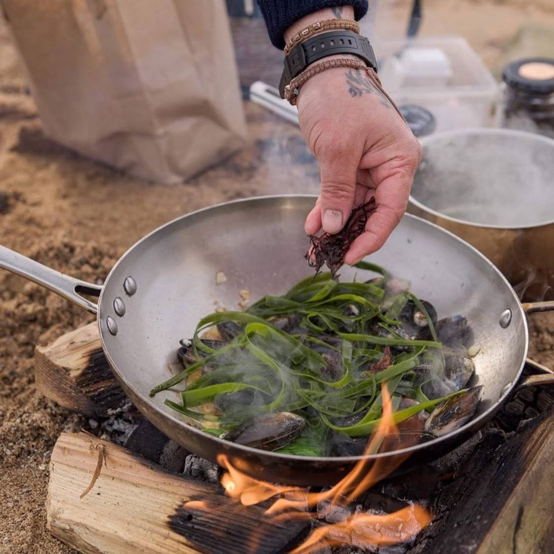 Mussels and sea spaghetti over the fire